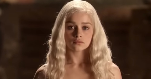 Emilia Clarke spune ca producatorii au manipulat-o sa filmeze scene nud pentru serialul "Urzeala tronurilor"