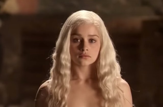 Emilia Clarke spune ca producatorii au manipulat-o sa filmeze scene nud pentru serialul "Urzeala tronurilor"