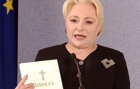 Dancila, la Parlament cu trei daruri pentru Iohannis: Tricolorul, Constitutia si o Biblie/ VIDEO