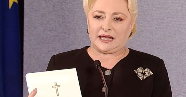 Dancila, la Parlament cu trei daruri pentru Iohannis: Tricolorul, Constitutia si o Biblie/ VIDEO