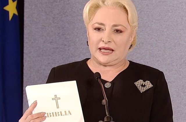 Dancila, la Parlament cu trei daruri pentru Iohannis: Tricolorul, Constitutia si o Biblie/ VIDEO