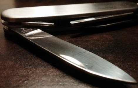 Un barbat care avea asupra sa un cutit cu lama de 30 cm, imobilizat de politisti in zona Unirii