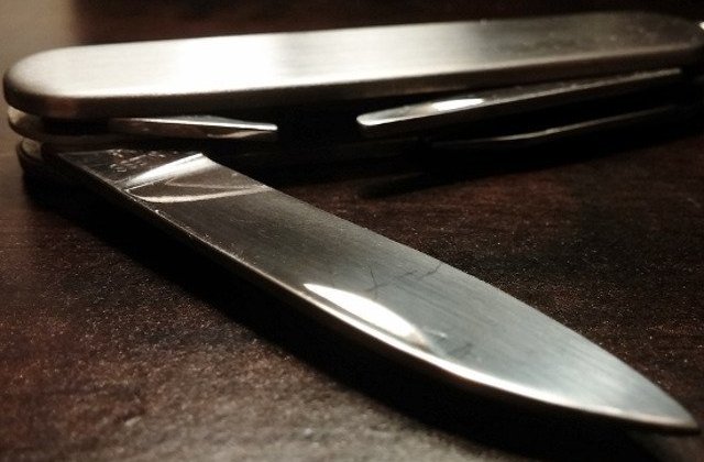 Un barbat care avea asupra sa un cutit cu lama de 30 cm, imobilizat de politisti in zona Unirii