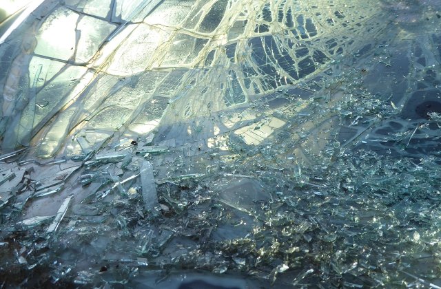 Accident pe DN2B: Un tanar de 28 de ani a murit, dupa o coliziune intre o autoutilitara si un TIR