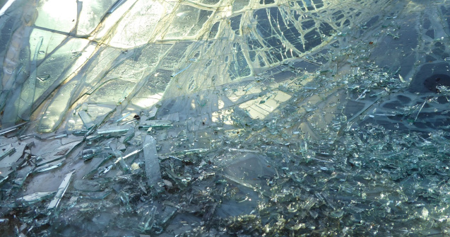 Accident pe DN2B: Un tanar de 28 de ani a murit, dupa o coliziune intre o autoutilitara si un TIR