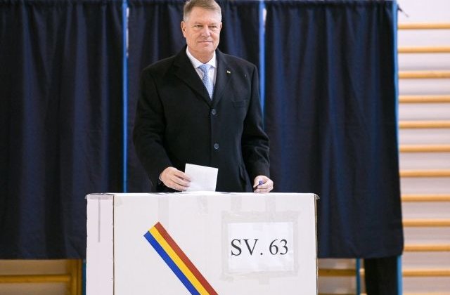 Klaus Iohannis a votat: Astazi este ziua campionilor cu stampila "Votat" in mana