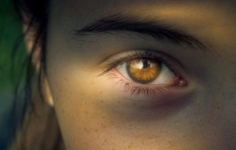 O tanara de 27 de ani, anchetata dupa ce s-a plimbat topless in locuinta sa, in fata copiilor sotului ei