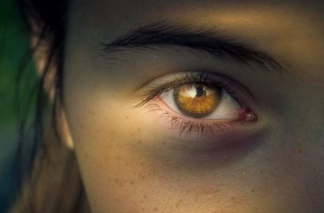 O tanara de 27 de ani, anchetata dupa ce s-a plimbat topless in locuinta sa, in fata copiilor sotului ei