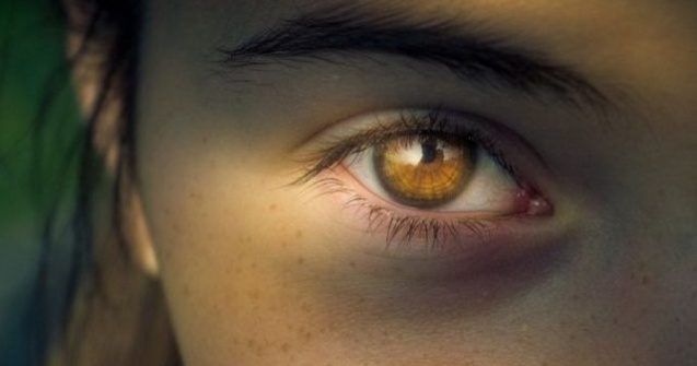 O tanara de 27 de ani, anchetata dupa ce s-a plimbat topless in locuinta sa, in fata copiilor sotului ei