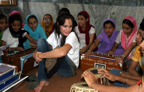 VIDEO: World Refugee Day: Angelina Jolie face auzita vocea refugiatilor