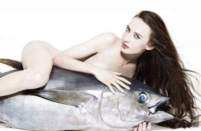 [FOTO] Fata lui Mick Jagger, goala... si calare pe un peste