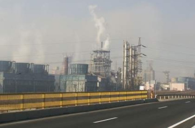 Se reia activitatea la Oltchim: Angajatii iau salariile restante la sfarsitul saptamanii