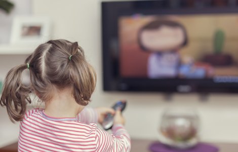 Studiu: Majoritatea copiilor de 2 si 3 ani petrec prea mult timp in fata ecranelor
