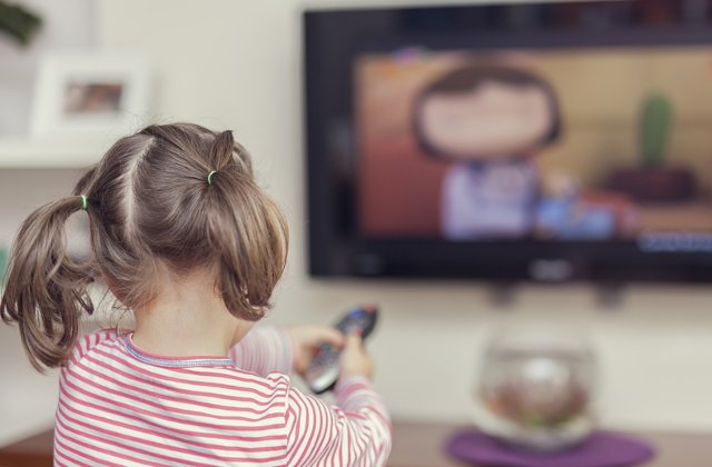 Studiu: Majoritatea copiilor de 2 si 3 ani petrec prea mult timp in fata ecranelor