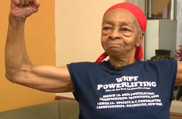 O batrana de 82 de ani a bagat un hot in spital, dupa ce l-a stropit cu sampon in ochi si l-a batut cu matura/ VIDEO