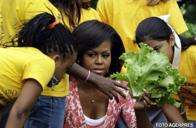 Regina Elisabeth ia lectii de gradinarit de la Michelle Obama