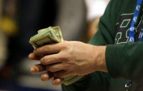 Romanii cred ca economia merge rau, dar sunt optimisti pentru 2013