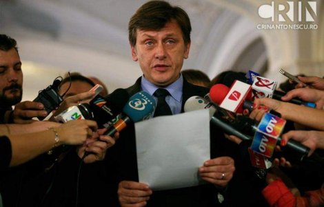 Antonescu, abordat la miting: Vreti sa fiti presedinte? Nu mai lipsiti de la Parlament