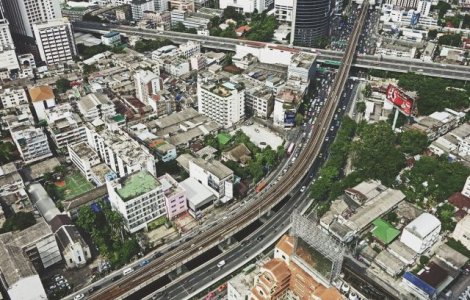 Persoanele care traiesc langa drumuri aglomerate ar fi expuse la cresterea riscului de cancer pulmonar