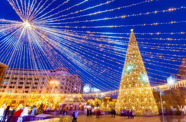 Targul de Craciun va fi inaugurat joi, in Piata Constitutiei din Capitala. Peste 10 milioane de beculete vor fi aprinse