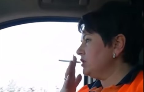 O asistenta medicala a fost surprinsa fumand in ambulanta, in timpul unei interventii /VIDEO
