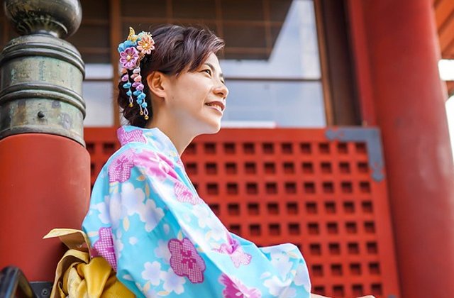 Un magazin din Japonia "regandeste" un plan prin care angajatele ar urma sa poarte ecusoane speciale in perioada menstruatiei