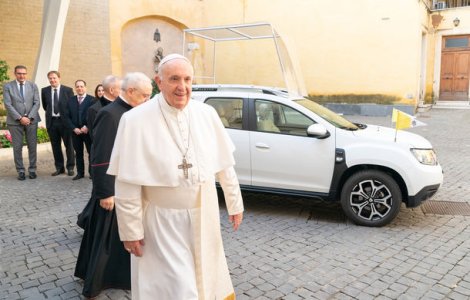 Papa Francisc a primit cadou un Dacia Duster: SUV-ul a fost adaptat la nevoile de mobilitate ale Suveranului Pontif