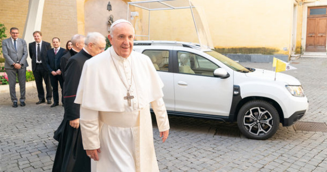 Papa Francisc a primit cadou un Dacia Duster: SUV-ul a fost adaptat la nevoile de mobilitate ale Suveranului Pontif