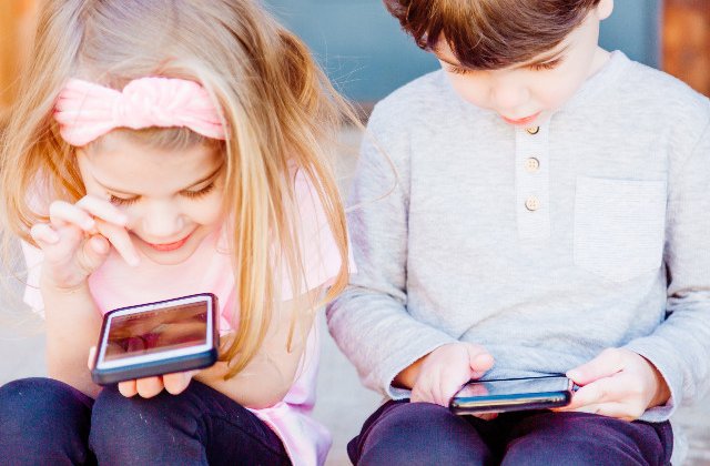 Studiu: Unul din patru copii are o relatie "problematica"cu telefonul mobil