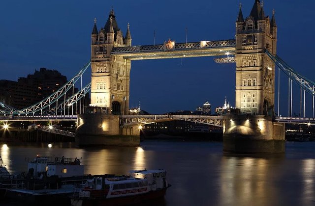 Incident pe Podul Londrei, tratat ca fiind "terorist": Mai multe persoane ranite si un barbat impuscat /VIDEO