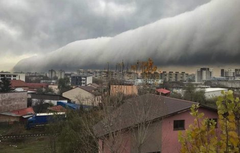 Nori cu o forma rara, pe cerul Capitalei. Meteorolog: "Un mister al atmosferei"