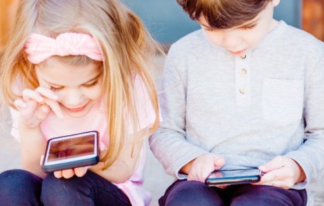 Mai mult de un sfert dintre copiii romani petrec peste 6 ore in online, intr-o zi cu scoala