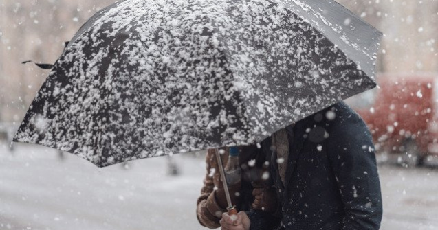 Informare de vreme rece, ninsori si depuneri de polei, pana marti dimineata