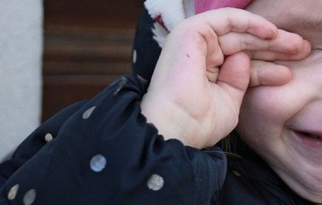 Fetita de 5 ani, batuta de mama sa cu o coada de matura, preluata de DGASPC