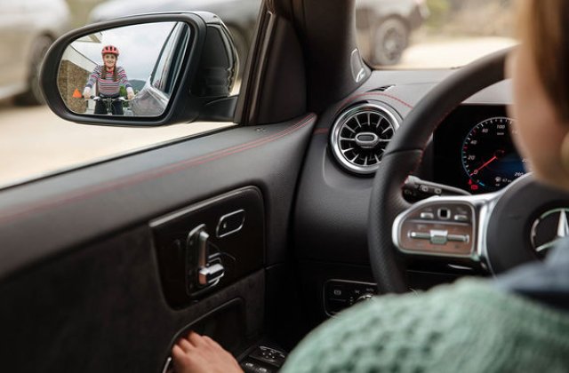 Prima imagine cu interiorul viitorului Mercedes-Benz GLA: SUV-ul producatorului german va fi prezentat in 11 decembrie