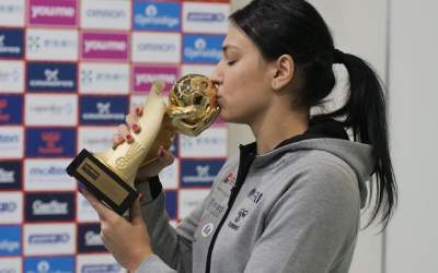 Cristina Neagu a primit...