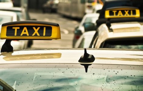 Taximetrist din Galati, batut si talharit de trei clienti