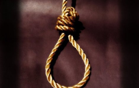 O femeie de 36 de ani, acuzata ca si-a spanzurat cei doi copii in varsta de 4 si 8 ani