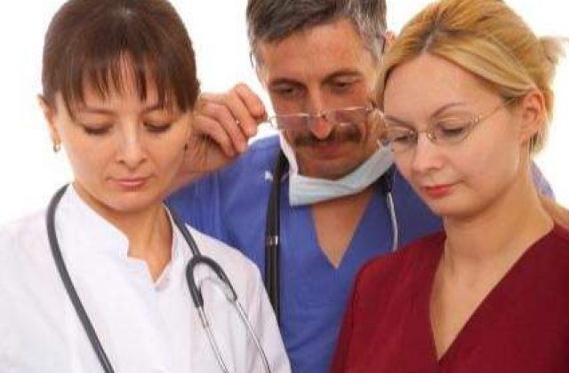 O asistenta medicala cu studii medii va castiga mai mult decat un medic stagiar