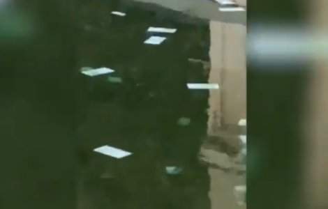 Surpriza pentru locuitorii din Milano: Mii de bancnote de 100 de euro, plutind pe un canal/ VIDEO