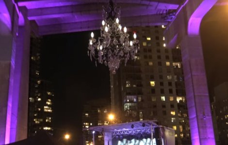 Un candelabru de 5 mil. de dolari, instalat sub un pod