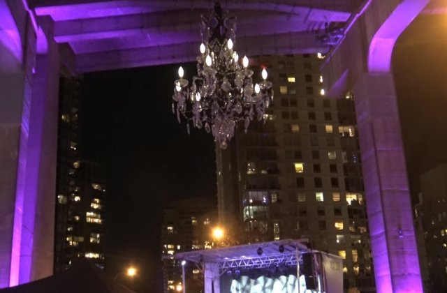 Un candelabru de 5 milioane de dolari starneste controverse, dupa ce a fost instalat sub un pod/ VIDEO