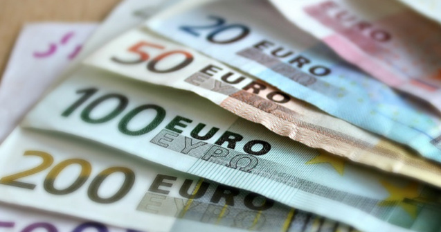 Femeie depistata la frontiera cu peste 240.000 de euro ascunsi pe corp