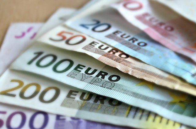 Femeie de 38 de ani, depistata la frontiera cu peste 240.000 de euro ascunsi pe corp