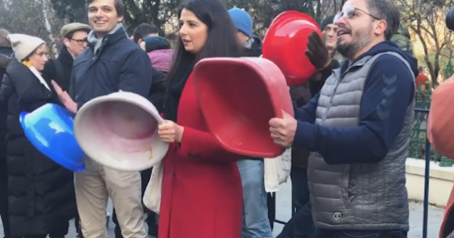 Protestatarii au iesit cu ligheane in fata Primariei Capitalei