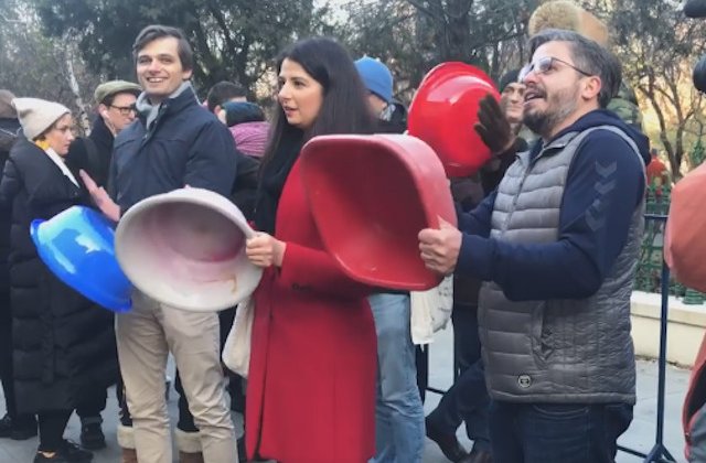 Protestatarii au iesit cu ligheane in fata Primariei Capitalei: "Apa calda si caldura, nu program ca-n dictatura"