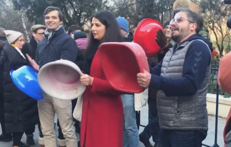 Protestatarii au iesit cu ligheane in fata Primariei Capitalei