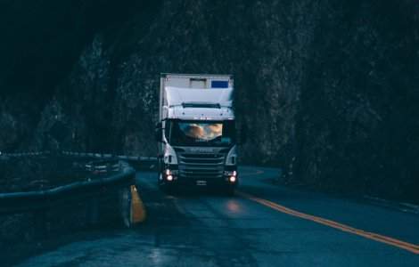 Un sofer de camion, amendat pentru ca viziona un film erotic in timp c