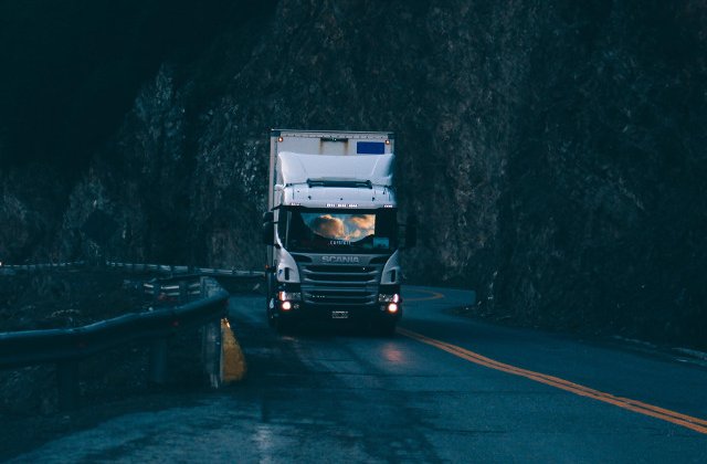 Un sofer de camion, amendat pentru ca viziona un film erotic in timp ce conducea