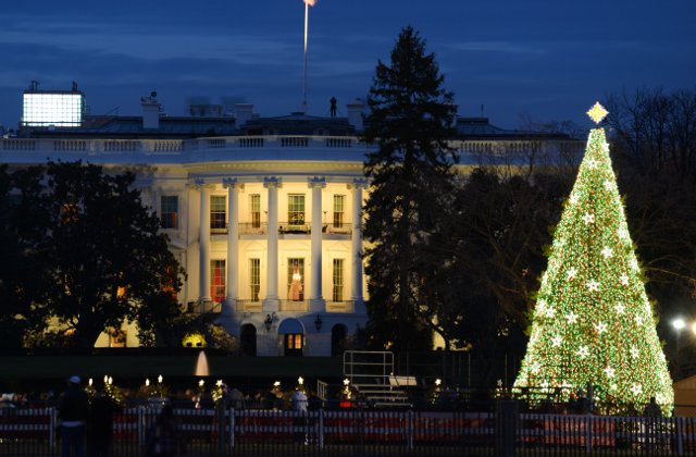 Melania Trump a aprins instalatia de lumini care decoreaza bradul de Craciun expus la Washington/ VIDEO